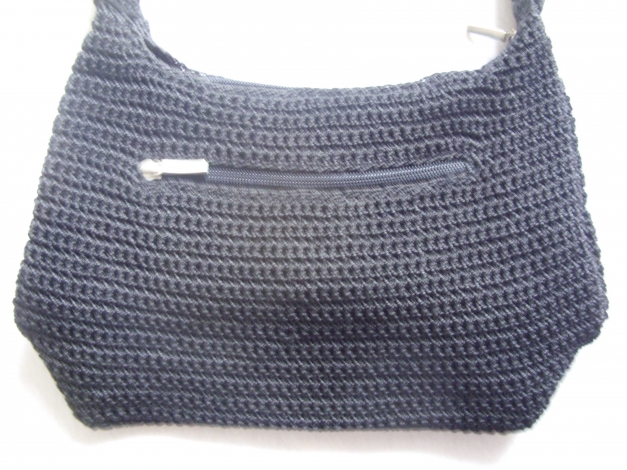 Schwarze gehäkelte Handtasche mit Hippie-Flair