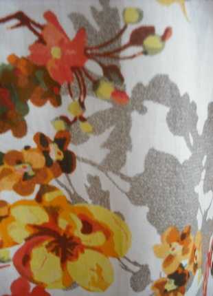 Farbenfrohe Bluse mit Blumenmuster