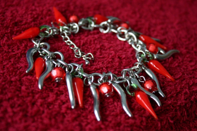 Silberne Armkette mit roten und silbernen Chilischoten