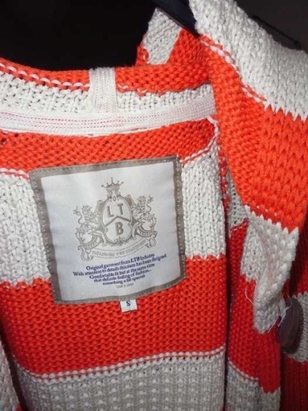 orange/weiß gestreifte, warme Strickjacke