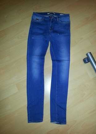 Jeans in intensivem Balu von ZARA