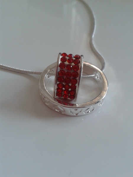 Herzkette mit Steinchen besetzt 