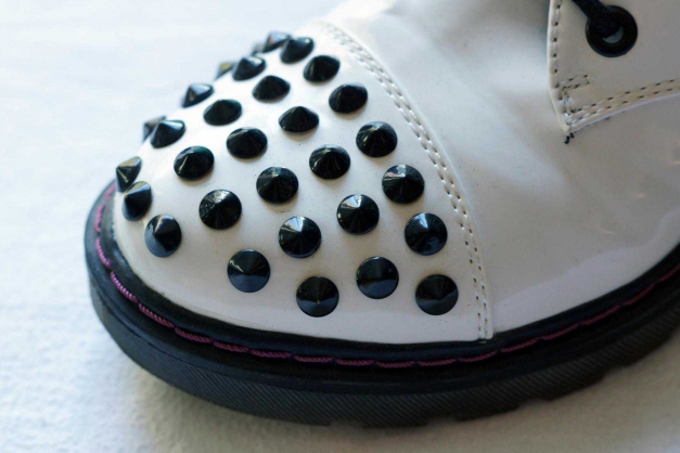 Weiße Nieten Lack Schuhe von Graceland