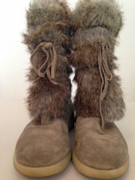 Hellbraune Stiefel für den Winter mit Kunstfell