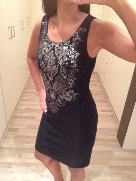 Kurzes Kleid mit Goldprint