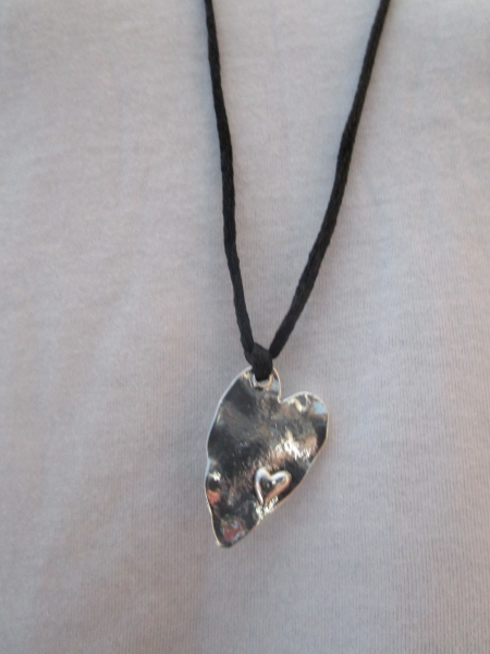 Seidenband mit Herzanhänger