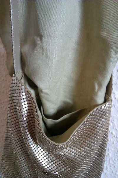 goldene Tasche aus Metallplättchen