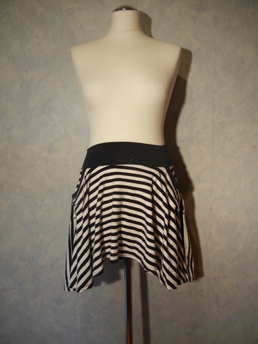 blau-weiß gestreifter Rock