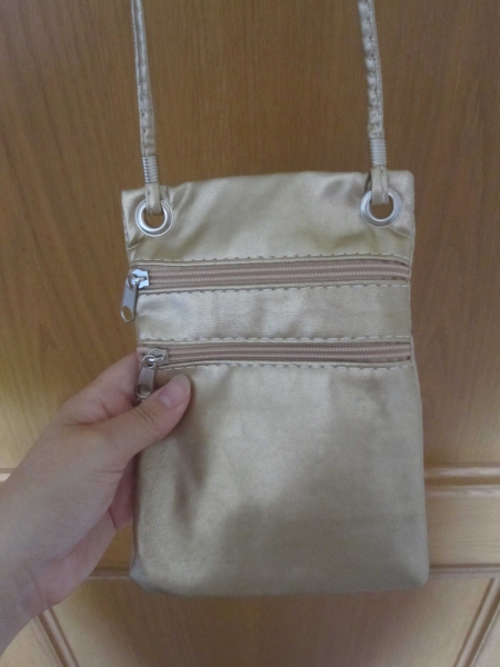 Kleine goldene/goldne Handtasche/Handtäschchen