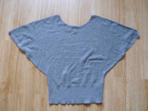 Grauer Pulli mit Fledermausärmeln