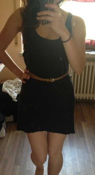 weites, dunkelblaues kleid