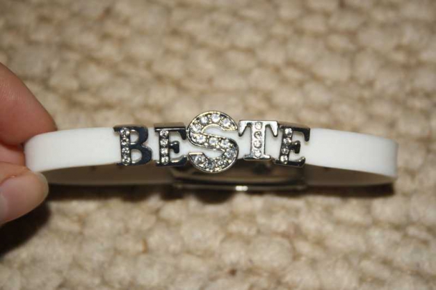 Gummiarmband mit aufsteckbaren Buchstaben BESTE