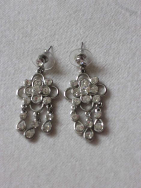 Silberne Ohrringe mit Glitzersteinchen