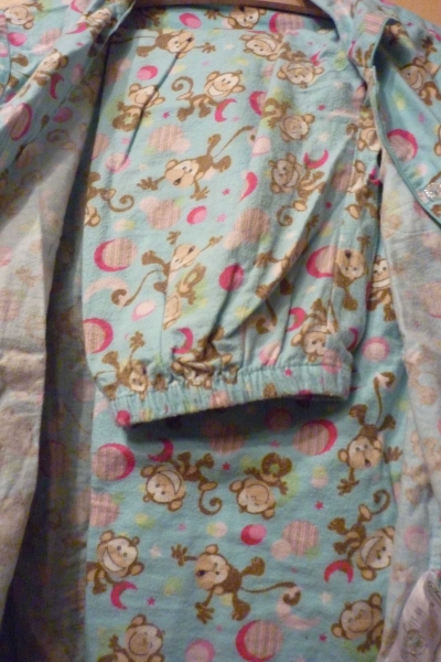 Süßer Schlafanzug mit Äffchen