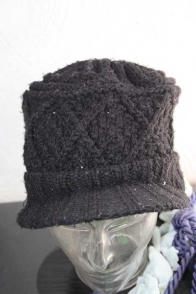 Schwarze Strickmütze mit Schirm