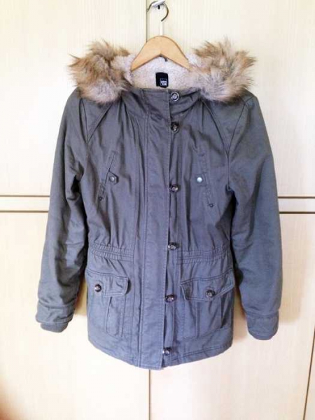 Khaki Parker mit Fellkaputze von Pimkie 