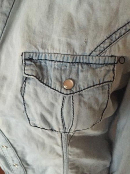 Helles Jeanshemd mit Nieten