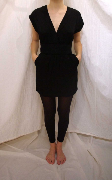 kleines schwarzes mit rückendetail von mango