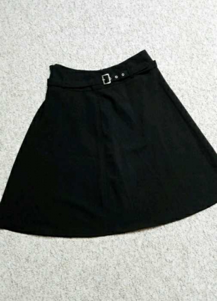 Schwarzer Rock mit Gürtel