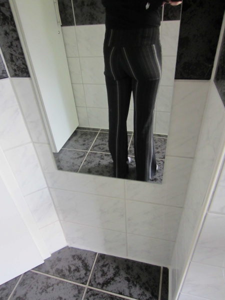 schöne schwarze Stoffhose mit weißen Streifen