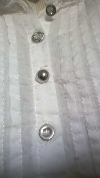 romantisches beiges Kleid mit brauner Weste / 3Suisses 