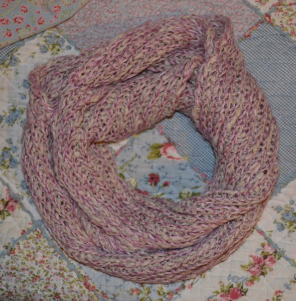 Kuscheliger Rundschal Rosa-Weiss