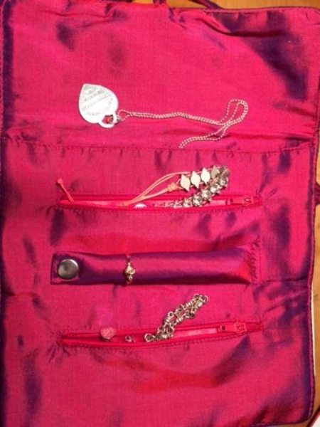 Rote Seiden- Schmucktasche / tribal art 