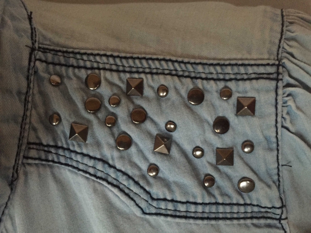 Helles Jeanshemd mit Nieten