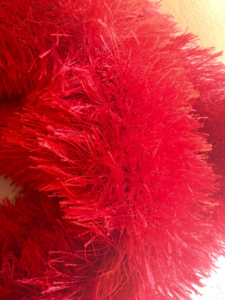 Roter kuscheliger kurzer Schal