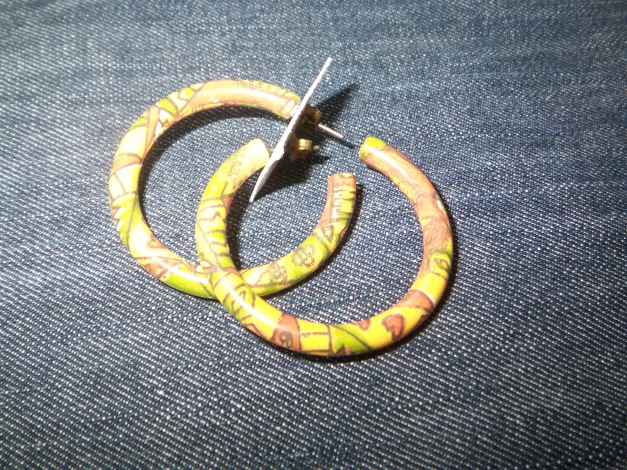 Ohrringe Creolen bunt afrikanisch braun gelb gruen 4,2 cm schmal NEU