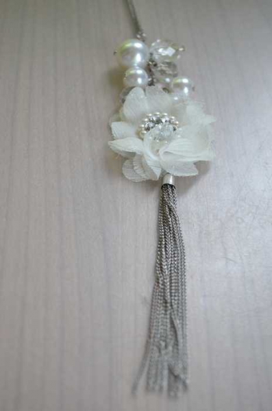 Lange Kette mit Blumenanhänger