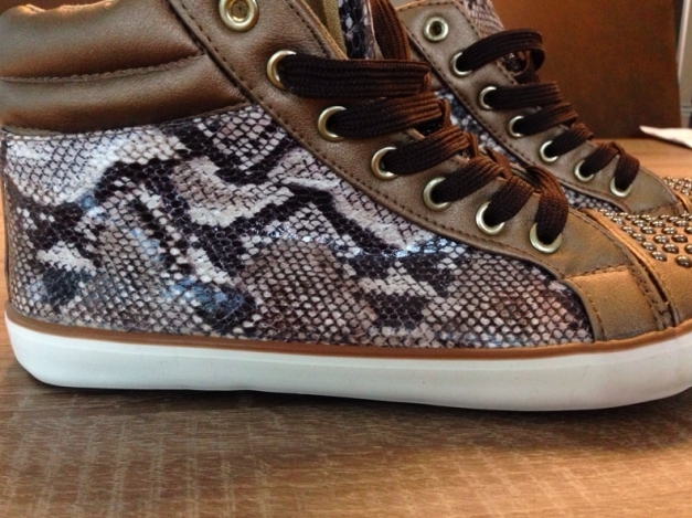 Coole Sneaker mit Nieten und Muster