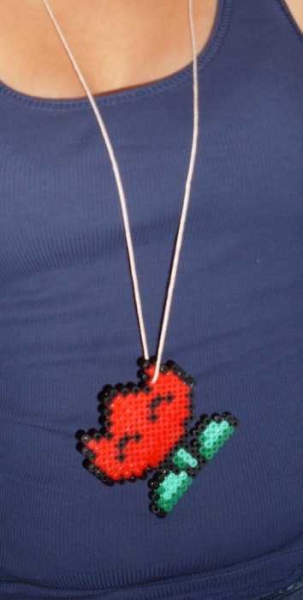 rote blume, kettenanhänger