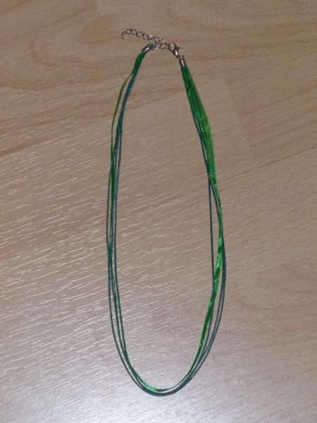 grünes, mehrreihiges Halsband / Kette ungetragen