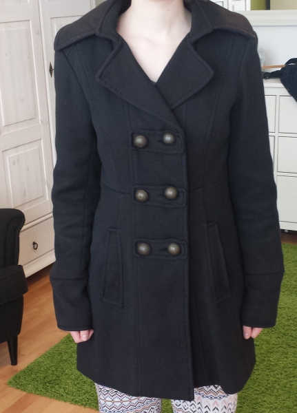 schöner, schlichter schwarzer Mantel mit goldenen Knöpfen
