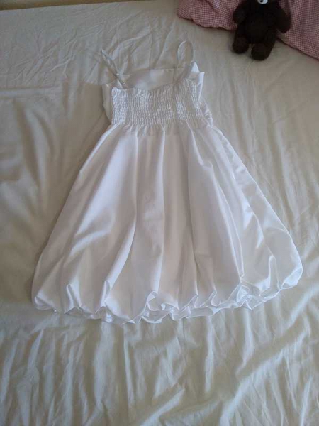 süßes weißes Ballonkleid mit Schleife