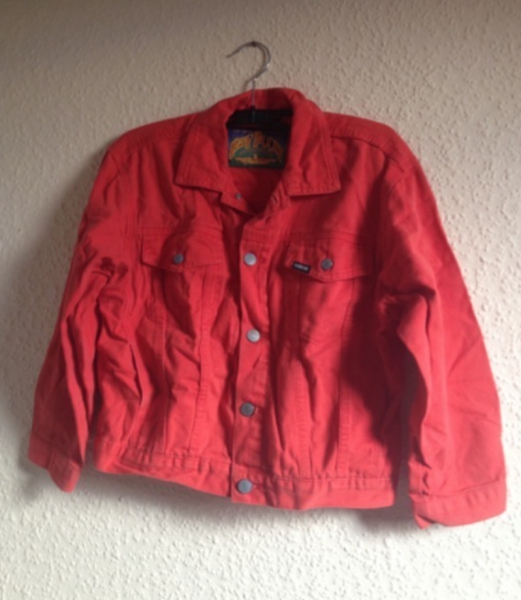 rote Jeansjacke 