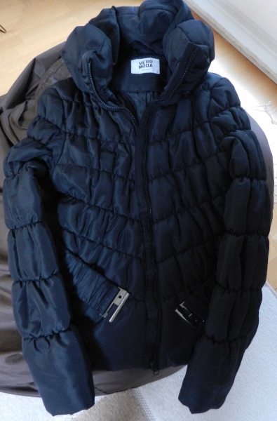 kaum getragene schwarze VERO MODA Winterjacke