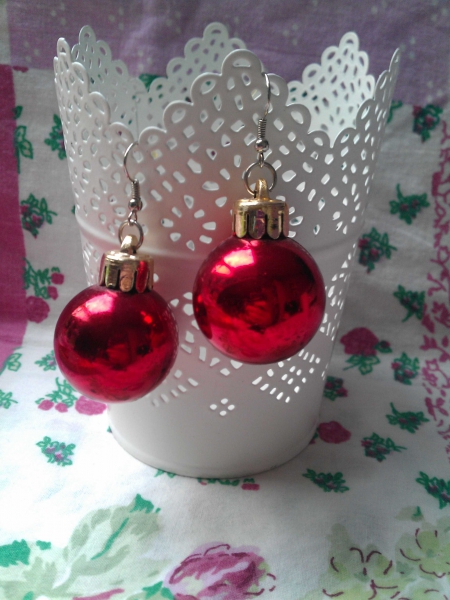 süße Weihnachtskugel Ohrringe