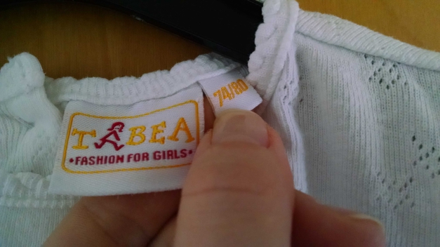 Süßes T-Shirt mit Lochmuster Gr. 74/80