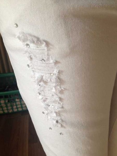 weiße Hose mit Steinchen