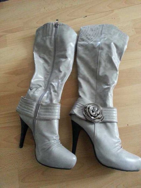 graue neue stiefel