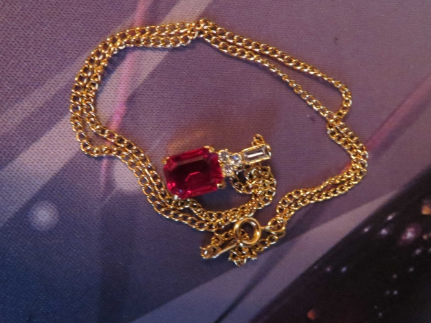 4 Teile: Kette, Anhänger, Ring und Ohrstecker