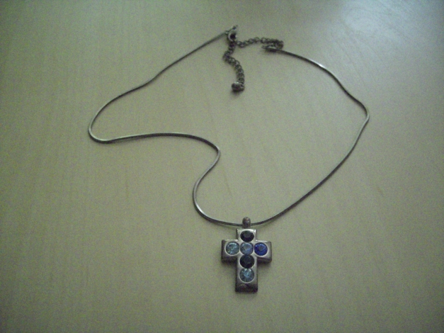 Kreuz Kette mit blauen Steinen