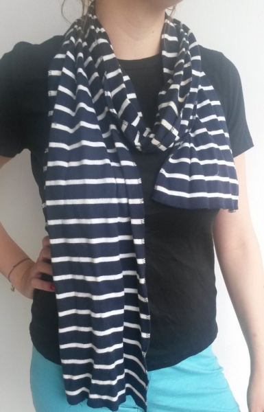 blau-weiß gestreifter Schal