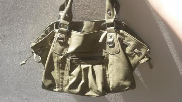 dunkelgrüne Tasche aus Lederimitat