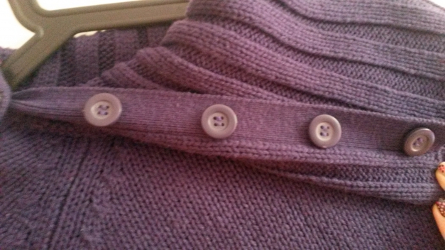 dunkellila Wollpulli mit Knopfleiste