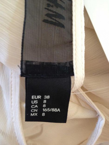 Schönes Abendkleid in nude mit silbernen Pailletten