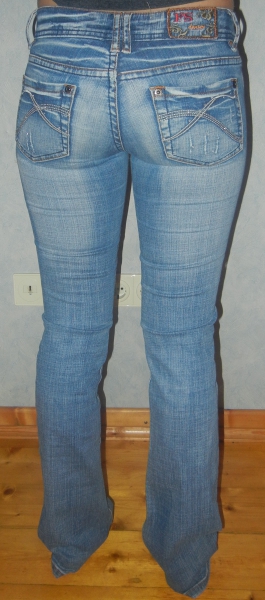 Jeans mit Strasssteinen