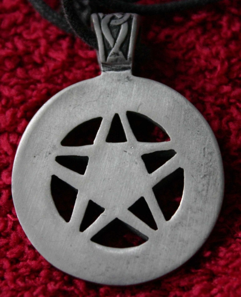 Gothic Pentagramm Kette mit blauen Swarovski Strasssteinen